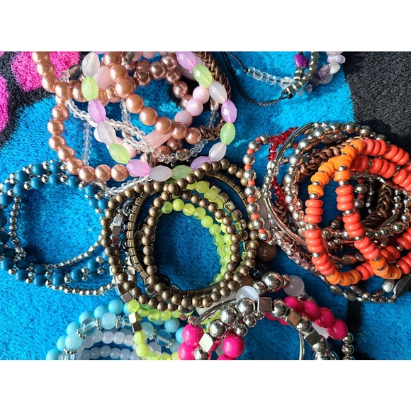 A bunch of Stretchy bracelets and 1 free gift! - Picture 3 of 4